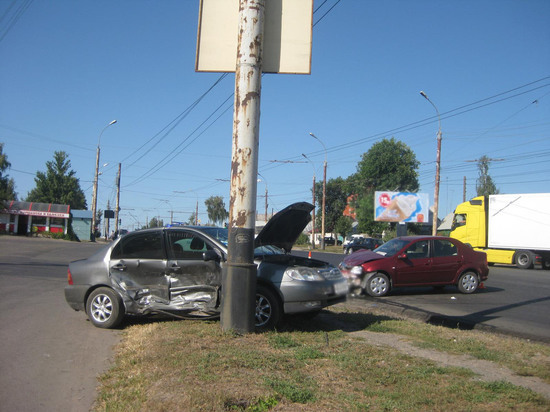 В Тамбове "Тойота Королла" врезалась в столб: три человека пострадали