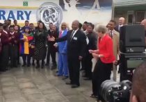 Премьер-министр Великобритании Тереза Мэй вызвала волну едких шуток в Интернете своим танцем вместе с учениками средней школы в Кейптауне