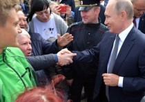 Президент России Владимир Путин, который во вторник приехал в Омск, пообщался местными жителями на реконструируемой улице Ленина