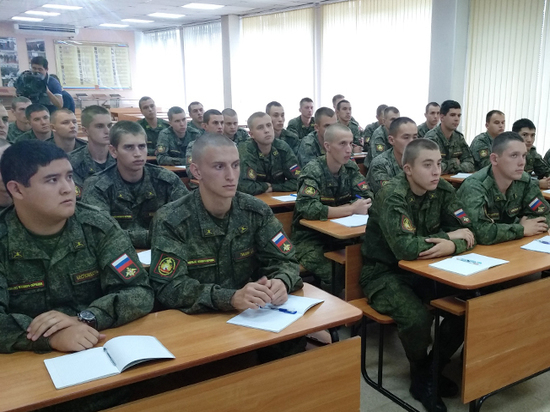 Почему выпускники гражданских вузов рвутся в научные роты, а студенты – на военные кафедры