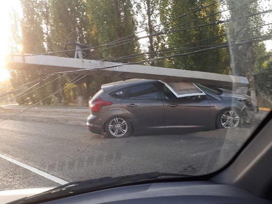 В Воронеже водитель иномарки снесла столб
