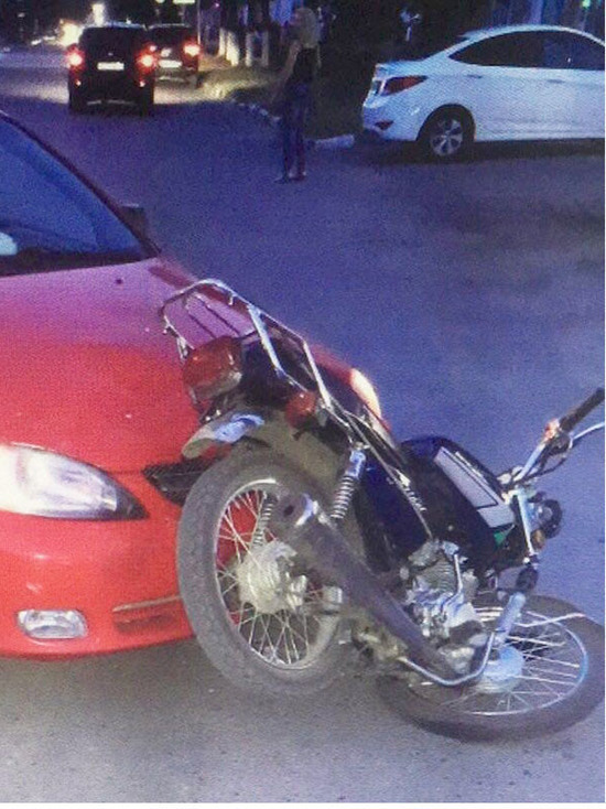 Иномарка сбила подростков на мотоцикле в Чувашии