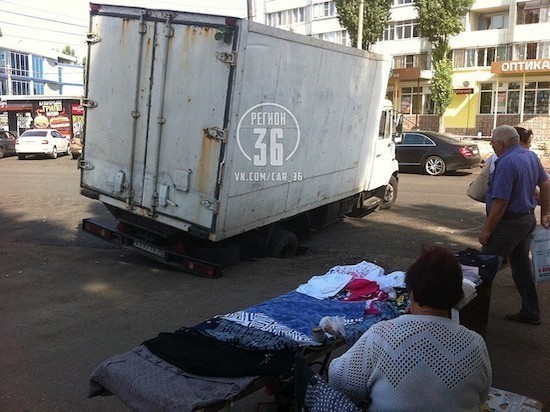 В Воронеже в очередной раз провалился асфальт под автомобилем