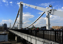 Отмечая первое сентября, попытался покорить парапет Крымского моста и сорвался с высоты вниз 16-летний подросток