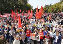 В воскресенье, 2 сентября, в Екатеринбурге возле КР "Уралец" прошла акция коммунистов, выступающих против пенсионной реформы "марш позора" (ранее она называлась "Позорный полк")