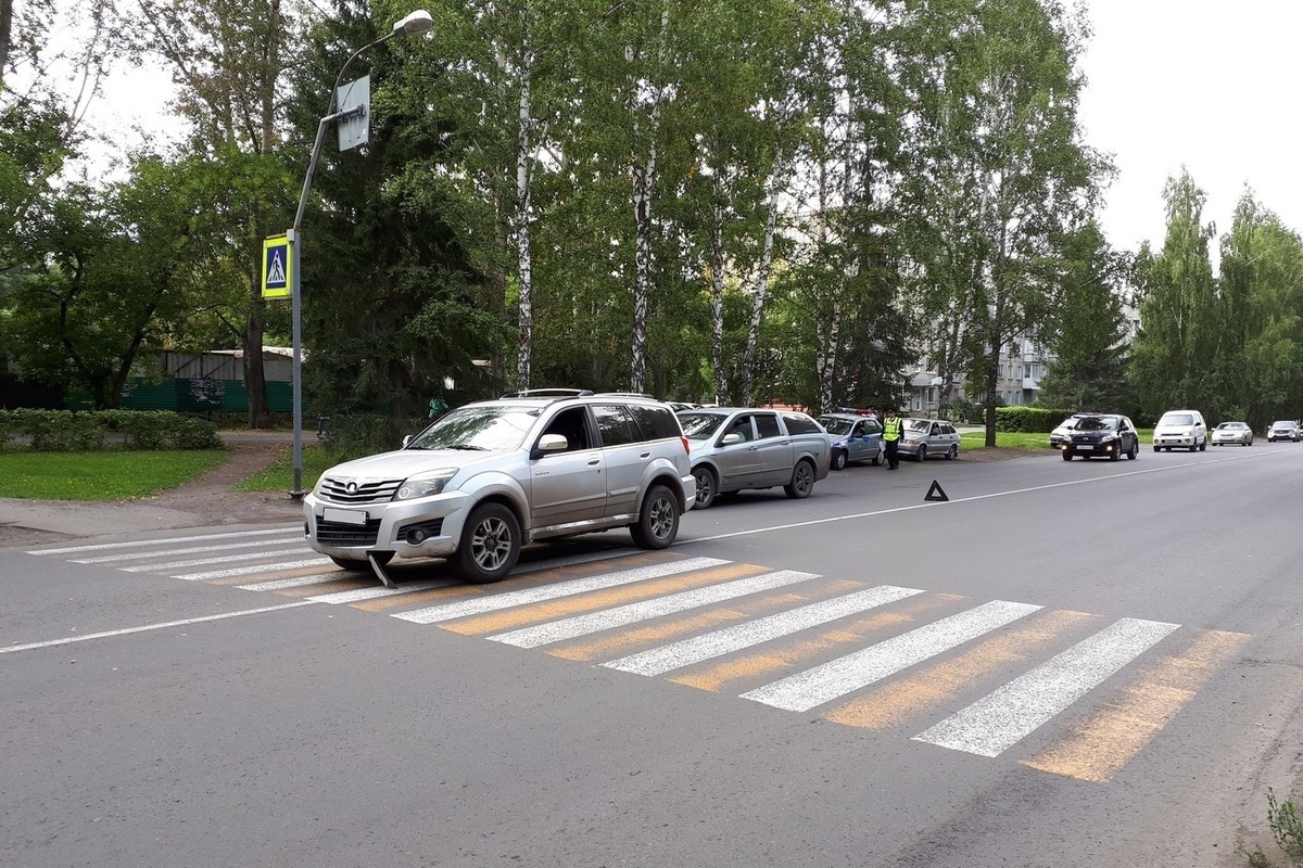 Машина на пешеходном переходе. Девочку сбили на пешеходном переходе. Кемерово пешеходный переход. Пешеходный переход Саянск.