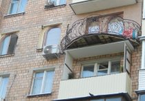 Необыкновенный балкон, которому могла бы позавидовать даже шекспировская Джульетта, стал причиной разногласий между москвичкой и Мосжилинспекцией