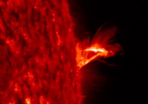 Специалисты из американского аэрокосмического агентства NASA опубликовали на страничке ведомства в Instagram видеозапись, на которой можно увидеть выброс заряженных частиц на поверхности Солнца