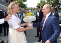 Глава МИД Австрии Карин Кнайсль, на чьей свадьбе недавно погулял Путин, также состоит в Партии свободы, подозреваемой в связях с Москвой