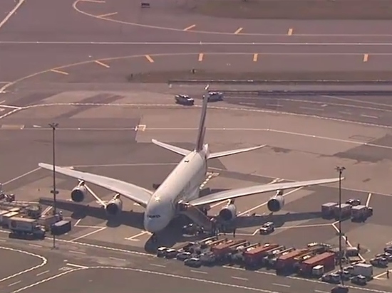 В Нью-Йорке заблокировали лайнер Emirates со 100 внезапно заболевшими пассажирами