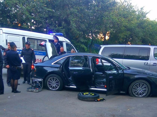 В Екатеринбурге люди в масках расстреляли автомобиль из Калашникова