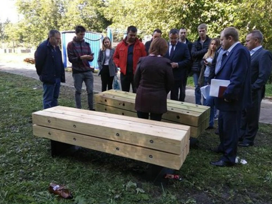 Екатеринбуржцы назвали новые скамейки на набережной гробами