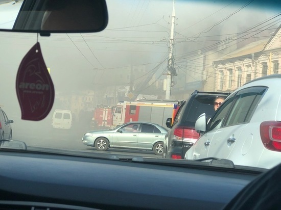  В центре Астрахани горел трехэтажный офисный центр