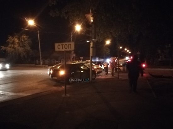 Двое пассажиров пострадали в ДТП четырьмя иномарками в Барнауле
