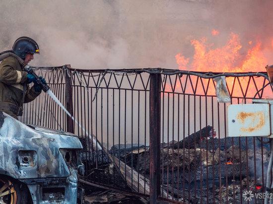 Mercedes превратился в груду металла на пожаре в Новокузнецке