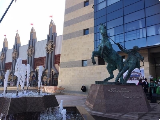 Свердловские министры открыли в Киргизии скульптуру «Прощай, Гульсары!»