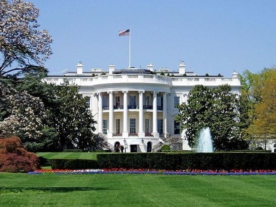 Белый дом возмущен публикацией анонимок с критикой Трампа