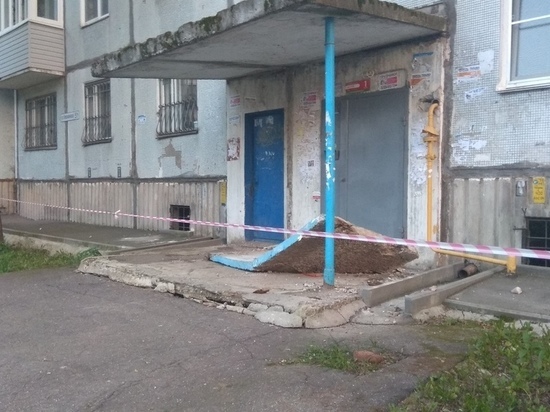 Бетонная плита подъезда жилого дома обрушилась в Нижнем Новгороде