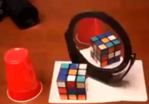 Интернет-пользователи обсуждают необычную видеозапись, на которой можно увидеть отражающийся в зеркале кубик Рубика