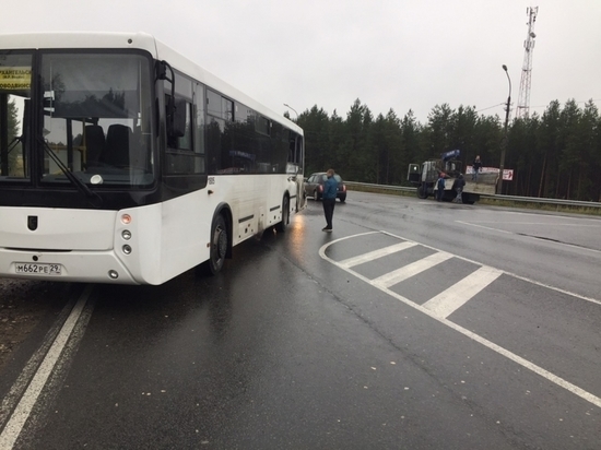 Под Новодвинском рейсовый автобус столкнулся с эвакуатором