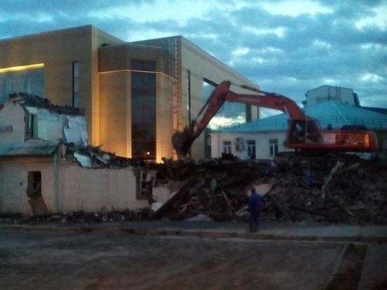 В Екатеринбурге снесли бывшее здание кондитерской фабрики