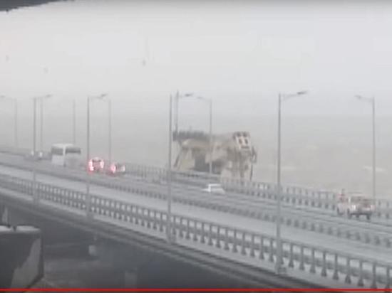 Опубликовано видео врезавшегося в Крымский мост плавкрана