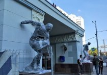 Скульптуры метателя диска и футболиста вернули к павильону станции метро «Сокольники»