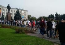 Активисты штаба Алексея Навального в Пскове и другие участники акции против пенсионной реформы отправились к площади Ленина