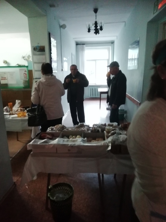 Голосующих кузбассовцев угощают бесплатным чаем