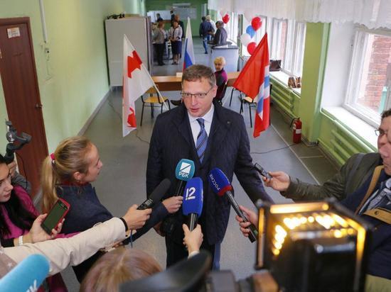 Врио губернатора Буркова на избирательном участке в Омске встретили вальсом