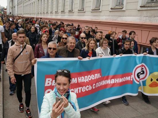 В Омске на митинге против пенсионной задержали координатора штаба Навального