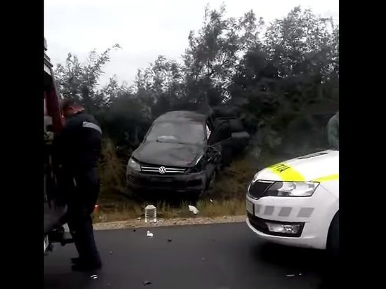 Его машина перевернулась и вылетела на обочину