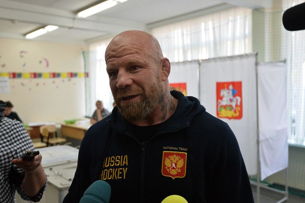 Звезды голосуют в Подмосковье: на избирательный участок пришел россиянин Монсон