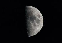 Если смотреть на луну в телескоп, на её поверхности можно разглядеть любопытные волнообразные узоры