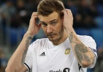 Датский футболист Никлас Бендтнер, который ранее выступал за "Арсенал" и "Ювентус", а ныне играет за "Русенборг", угодил в очередную неприятную историю. На этот раз "Лорд" повздорил с водителем такси, в результате чего сломал тому челюсть. Пока таксисту предстоит операция, в полицию Копенгагена обратились с фактом нападения.