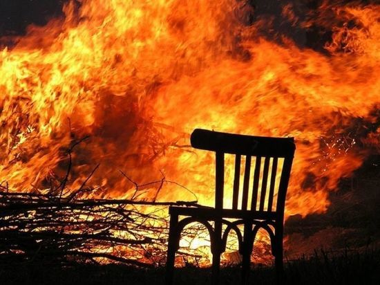 В воскресенье сгорела очередная расселённая деревяшка – пожар случился в третьем часу дня на улице Красных маршалов на Сульфате