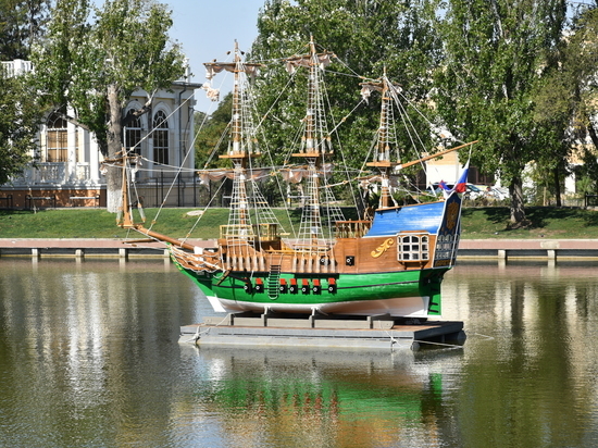 В Астрахани установили необычный корабль