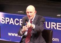Космонавт Томас Стаффорд - человек, который долетал до Луны, а потом участвовал в проекте "Союз-Аполлон" - открыл во вторник в Москве первую международную конференции ООН по безопасному использованию космического пространства
