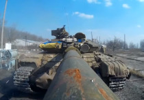 Президент Украины Петр Порошенко на своей странице в Facebook разместил видео с танковых стрельб военнослужащих украинской армии