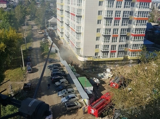 Огнеборцы потушили пожар на стройплощадке высотки в Барнауле
