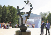 В Подмосковье у молодежи появилась традиция — назначать встречи под скульпторским зонтиком