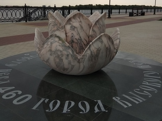 В Астрахани ко Дню города установили мраморный лотос