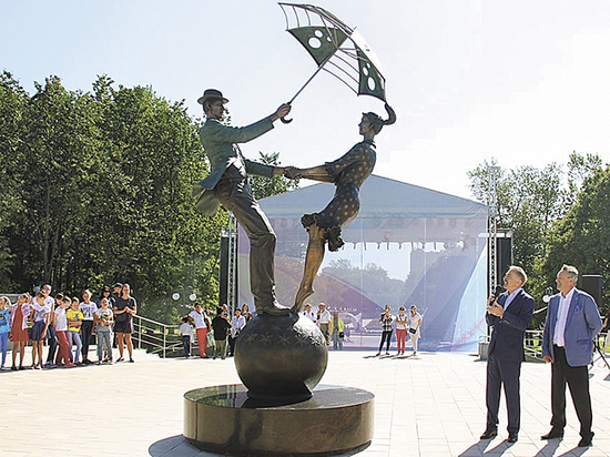 В Подмосковье у молодежи появилась традиция — назначать встречи под скульпторским зонтиком