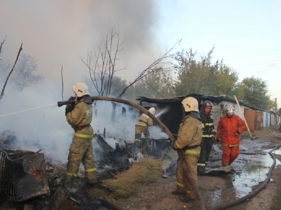 В Первомайском гаражном кооперативе огонь уничтожил две машины, 55 гаражей и 15 сараев