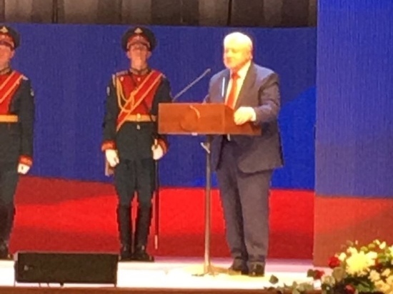 Миронов подарил на избрание Буркову кирпич и рубанок Миронов подарил на избрание Буркову кирпич и рубанок
