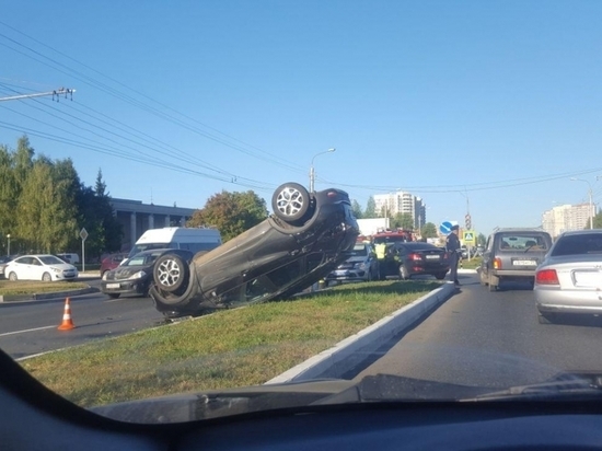 Два Renault столкнулись в Новочебоксарске: одна машина перевернулась
