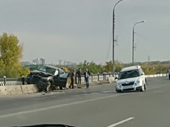 Соцсети: на Илекской трассе иномарка снесла бордюр и чуть не слетела с моста