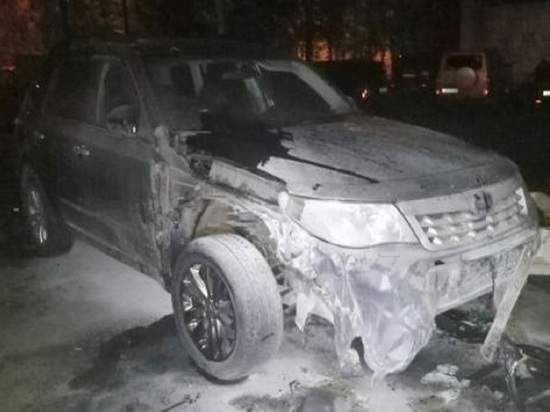 Автомобиль «Субару Форестер» вспыхнул на улице Логинова