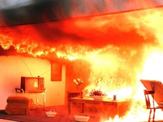 Пожар случился в доме №9, корпус 1 на улице Красина в Цигломени