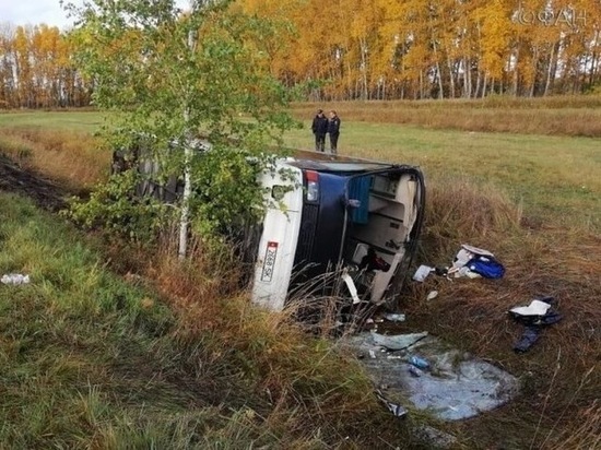 15 человек пострадали в опрокинувшемся автобусе в Алтайском крае